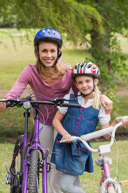 Mãe e sua filha em sua bicicleta