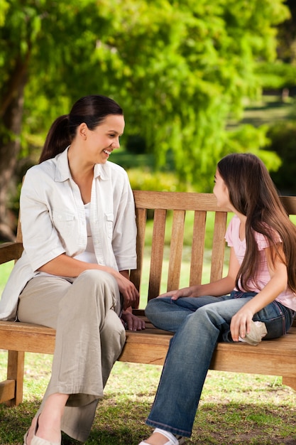 Mãe e sua filha no banco