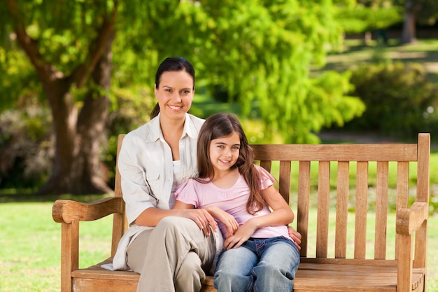 Mãe e sua filha no banco