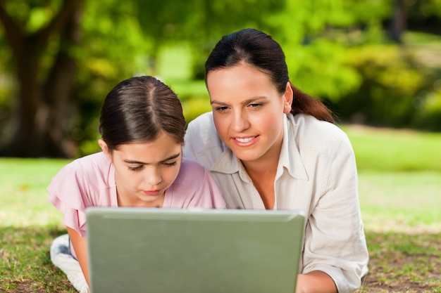 Mãe e sua filha olhando para o laptop