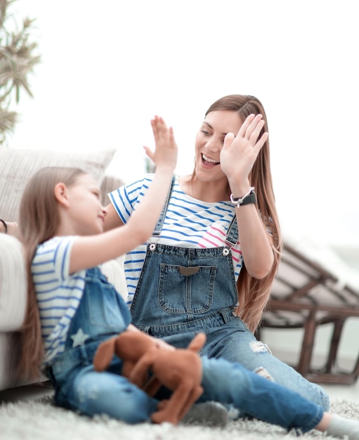 Mãe e sua filhinha se dão um high five