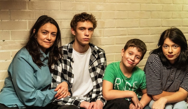 Foto mãe e três filhos desfrutando de uma festa de aniversário no sofá em sua casa aconchegante