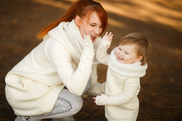 Foto mãe e uma filha brincando no parque