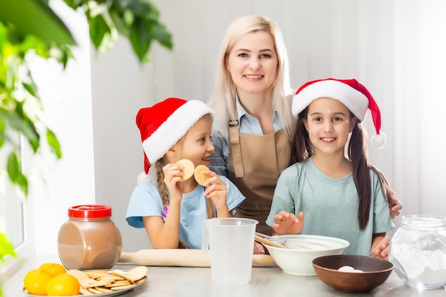 mãe engraçada feliz e filhos assando biscoitos de natal