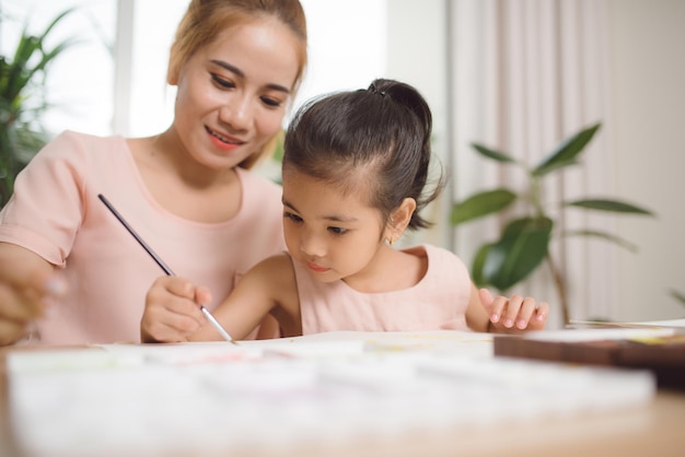 Mãe ensina seu filho a desenhar