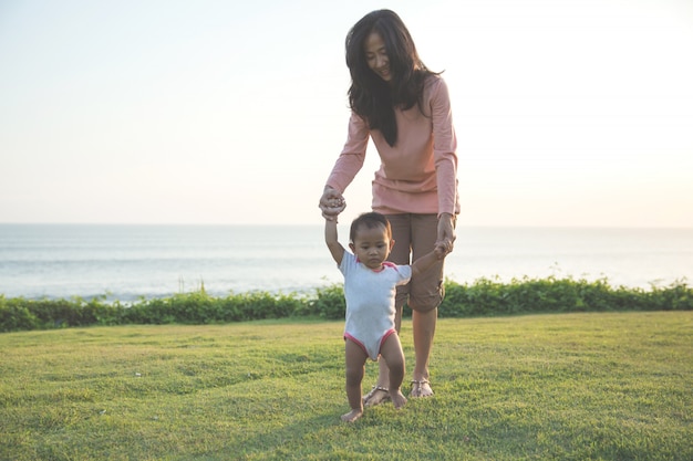 Mãe ensinando bebê a andar