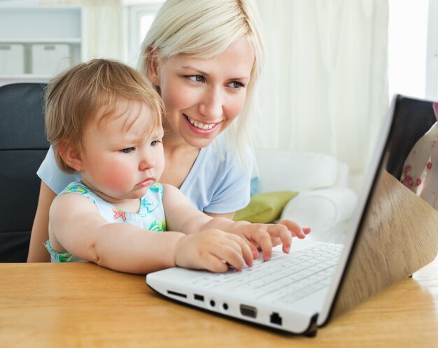 Mãe entusiástica brincando com sua filha
