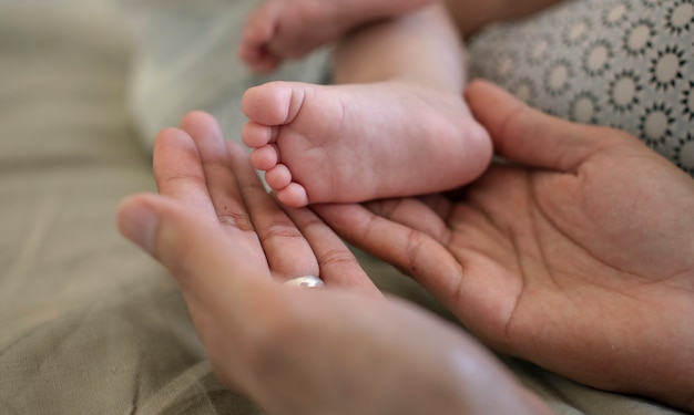 Mãe está cuidando de seu bebê.