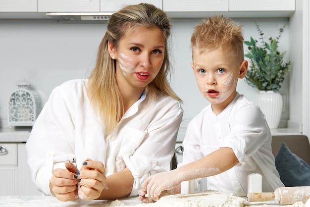 Mãe explica ao filho como cozinhar com massa