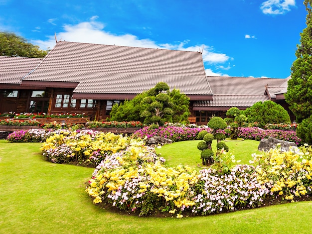 Foto mae fa luang, tailandia - 4 de noviembre de 2014: doi tung royal villa y mae fah luang garden, en el norte de tailandia.