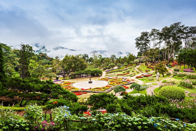 MAE FA LUANG, TAILANDIA - 4 DE NOVIEMBRE DE 2014: Jardín de Mae Fah Luang, Tailandia del norte.