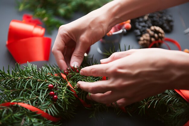 Mãe faz uma guirlanda de natal com as próprias mãos