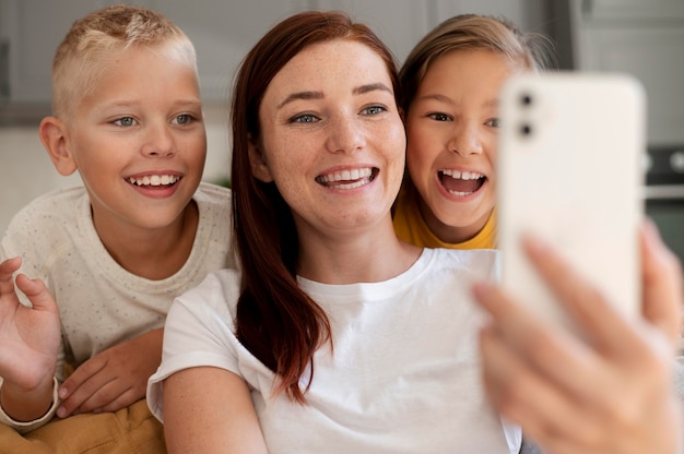 Foto mãe fazendo uma videochamada em família com os filhos