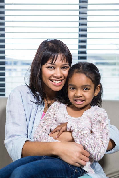 Mãe feliz abraçando a filha