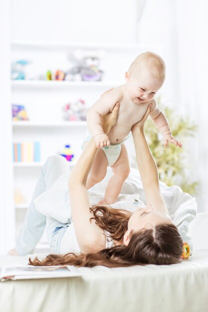 mãe feliz brincando com o bebê