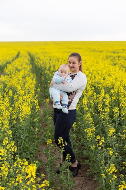 Mãe feliz com a criança no campo