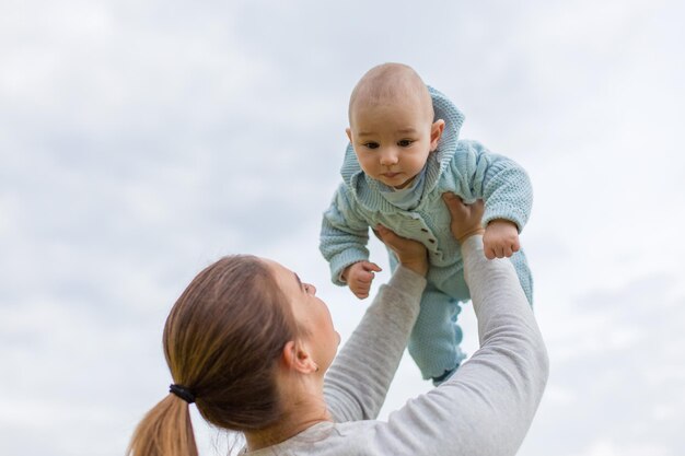 Mãe feliz com a criança no campo