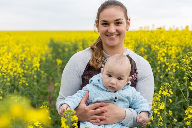 Mãe feliz com a criança no campo