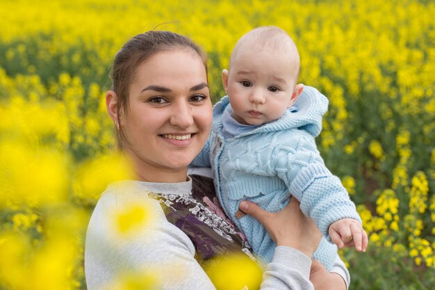 Mãe feliz com a criança no campo