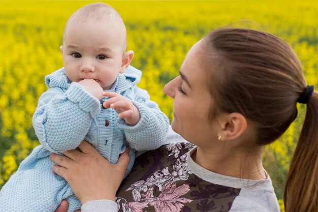 Mãe feliz com a criança no campo