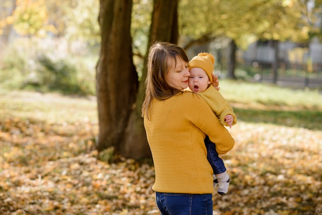 Mãe feliz com a filha para passear