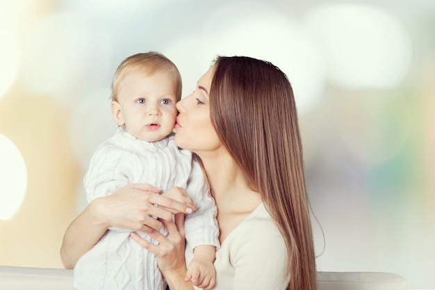 Mãe feliz com doce menino no fundo