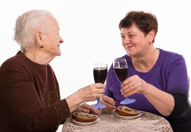 Mãe feliz com filha bebendo vinho