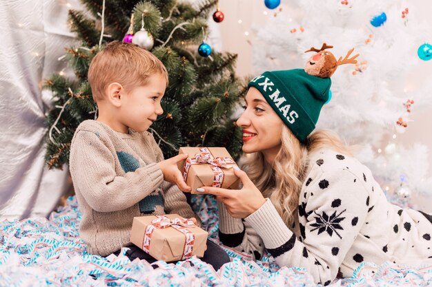 Mãe feliz com filho celebrando o natal