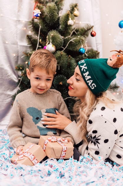 Mãe feliz com filho celebrando o natal