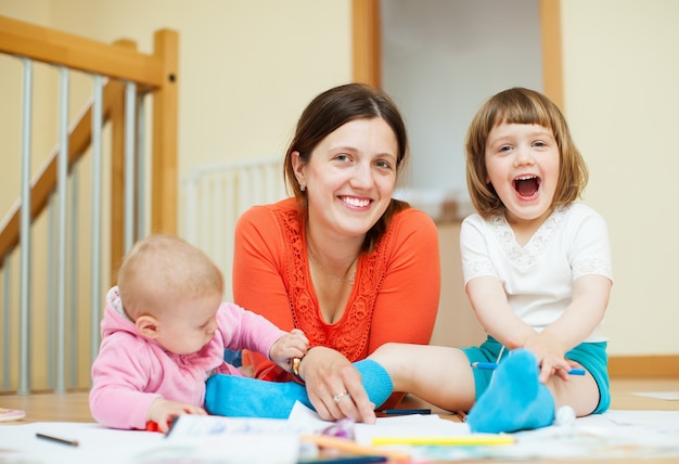 Mãe feliz com filhos e casa