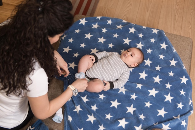 Mãe feliz com o bebê em casa