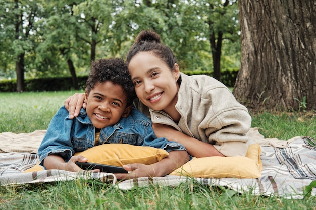 Mãe feliz com o filho ao ar livre