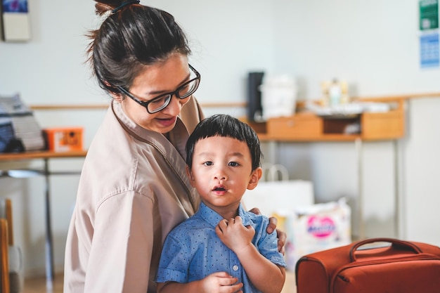 Mãe feliz com o filho em casa