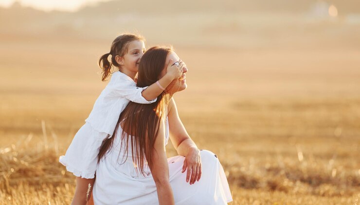 Foto mãe feliz com sua filha passando tempo juntos ao ar livre no campo