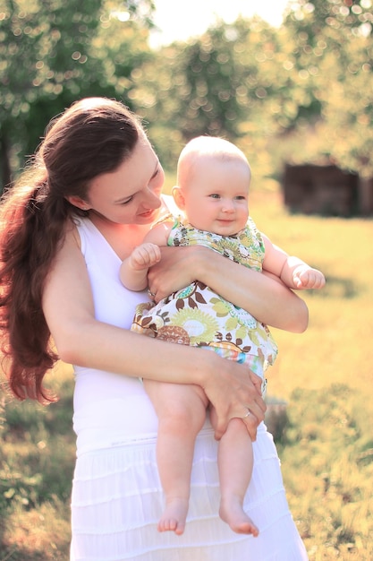 Mãe feliz com uma filha nos braços