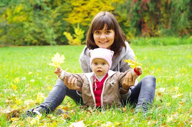 Mãe feliz e bebê