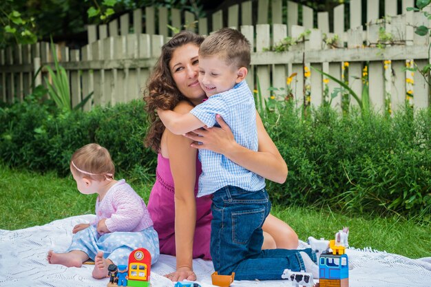 Mãe feliz e dois filhos