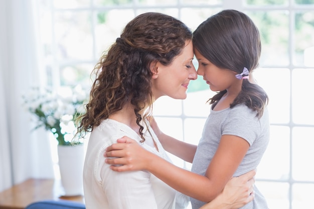 Mãe feliz e filha abraçando