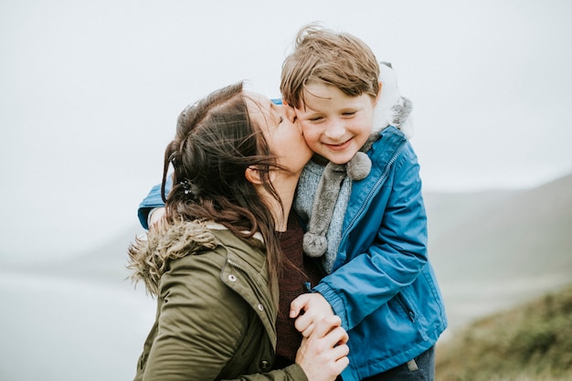 Mãe feliz e filho que apreciam junto