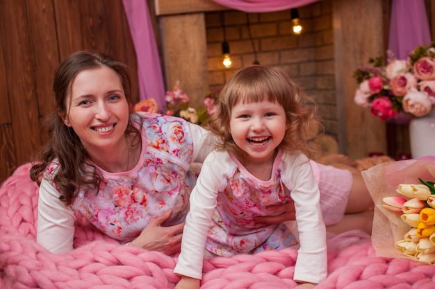 Mãe feliz e seu buquê de flores de bebê