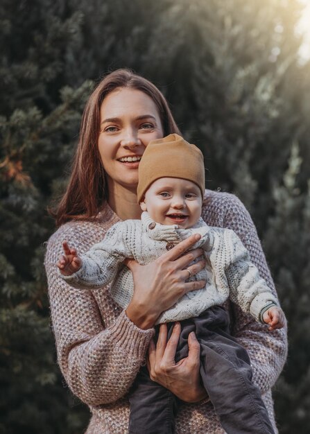 Mãe feliz e seu filho na natureza sorrindo brincando e abraçando Amor e ternura Dia internacional do abraço