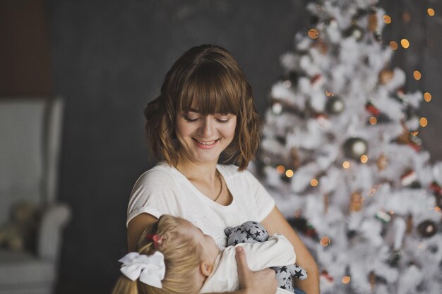 Mãe feliz empurrando a filha na véspera de ano novo 7165