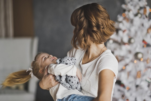 Mãe feliz empurrando a filha na véspera de ano novo 7166