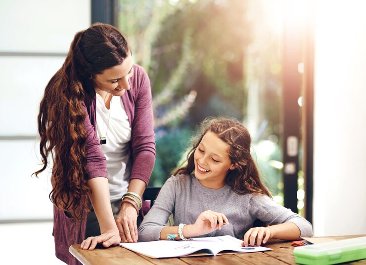 Foto mãe feliz filho e ajuda com a lição de casa para aprender estudar e conhecimento em casa escola menina mãe e ensinar filho leitura de livros para o desenvolvimento da educação e apoio para o projeto na lição