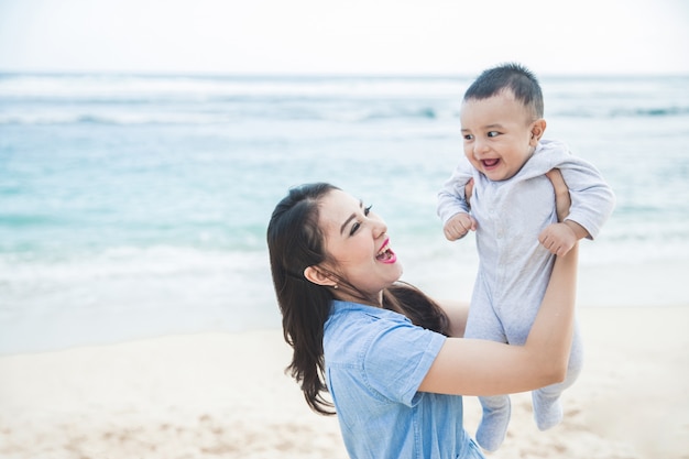 Mãe feliz jogando fora com seu lindo filho