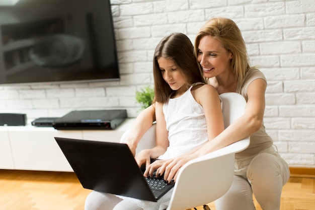 Mãe filha, com, laptop