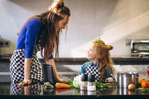 Mãe filha, com, tabuleta, cozinhar, em, cozinha