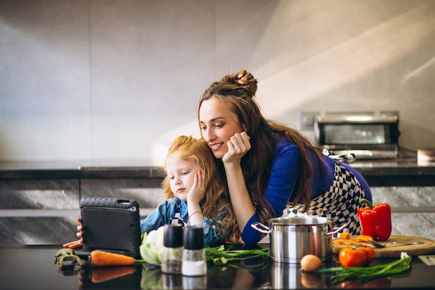 Mãe filha, com, tabuleta, cozinhar, em, cozinha