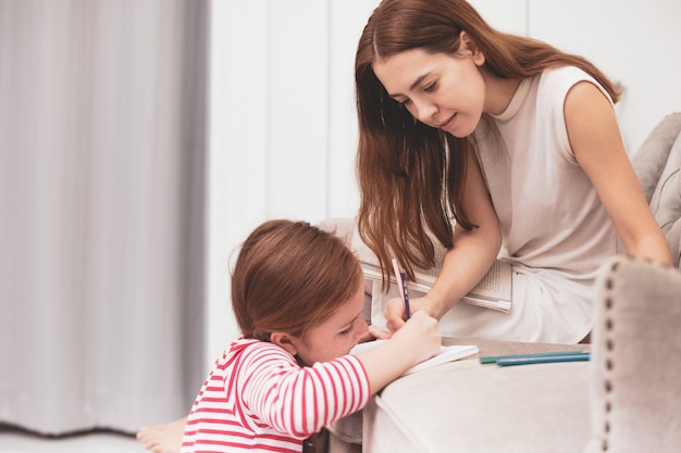 Mãe filha, desenho, com, lápis coloridos, ligado, livro