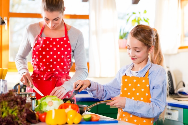 Mãe, filha ensinando, cozinhar, casa